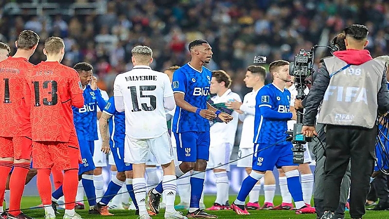 ريال مدريد يقدم كأس العالم للأندية لجماهيره قبل مواجهة إلتشي