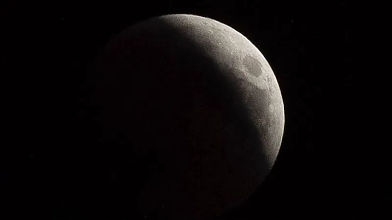 فلكية جدة : خسوف جزئي للقمر مشاهد بالعين المجردة غدًا