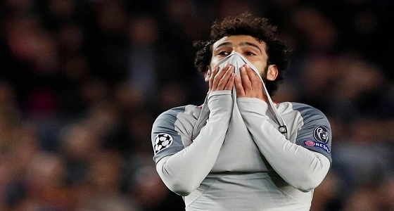 بالصور..الحسرة والحزن تسيطران على محمد صلاح بعد الهزيمة أمام برشلونة