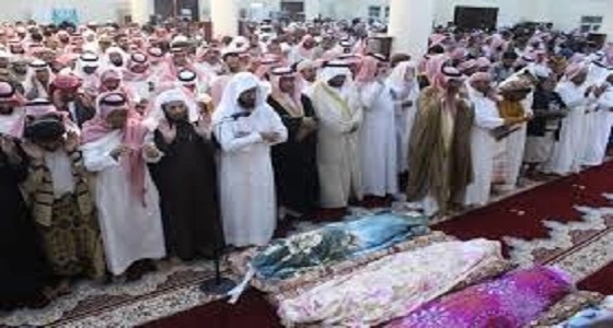 محافظ الداير يؤدي الصلاة على 5 شهداء من آل يحيى في شرق جازان