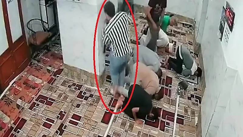 مشهد مروع لاقتحام مسجد أثناء الصلاة بالقاهرة .. صور