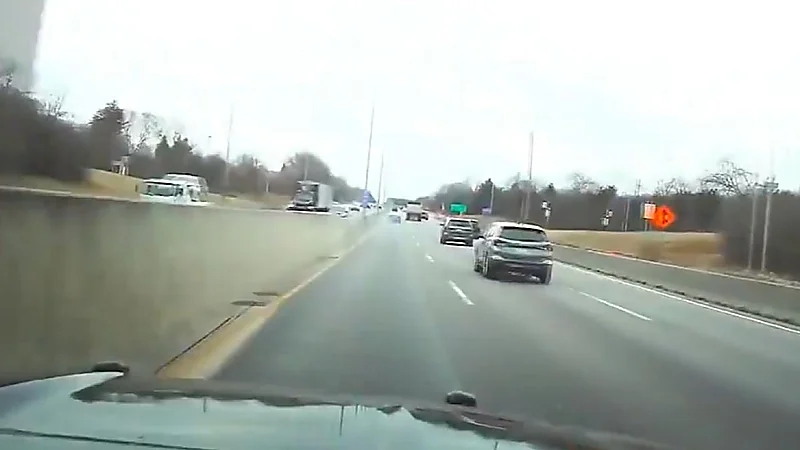 مطاردة امرأة بعد سرقتها لـ حليب أطفال من متجر.. فيديو