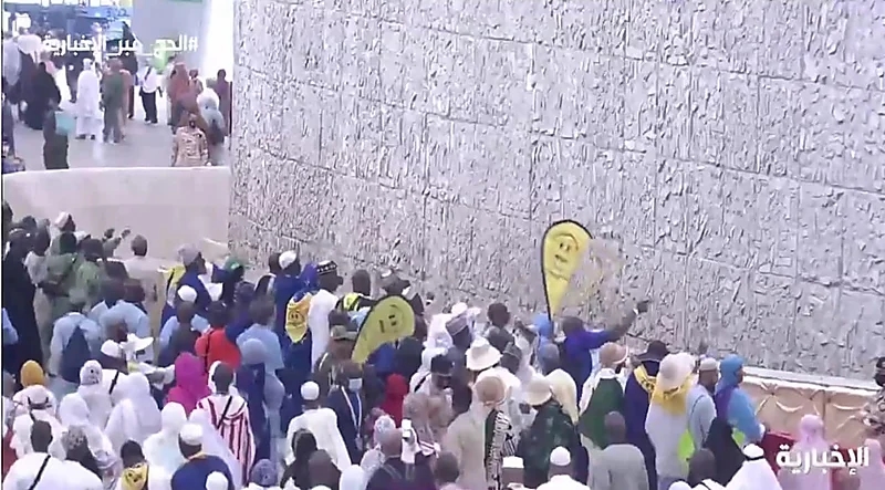 ضيوف الرحمن يواصلون رمي الجمرات في منى.. فيديو