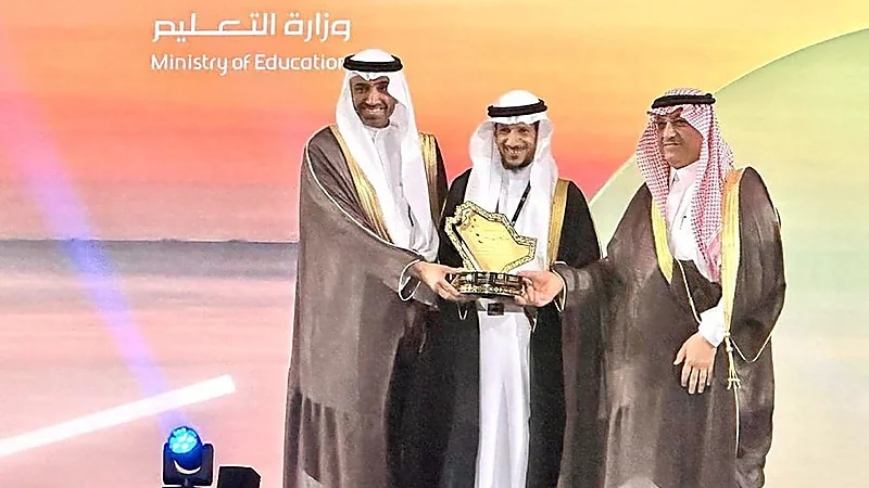 وزير التعليم يكرم المعلم منصور المنصور لفوزه بجائزة أفضل معلم في العالم