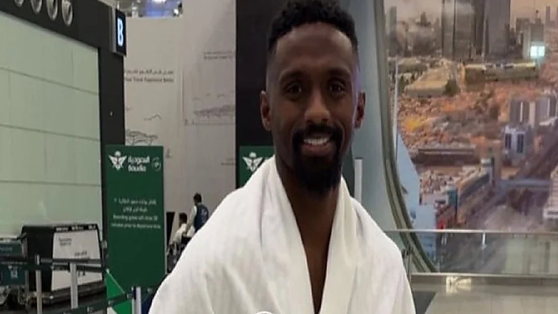 خليفة الدوسري يؤدي مناسك العمرة