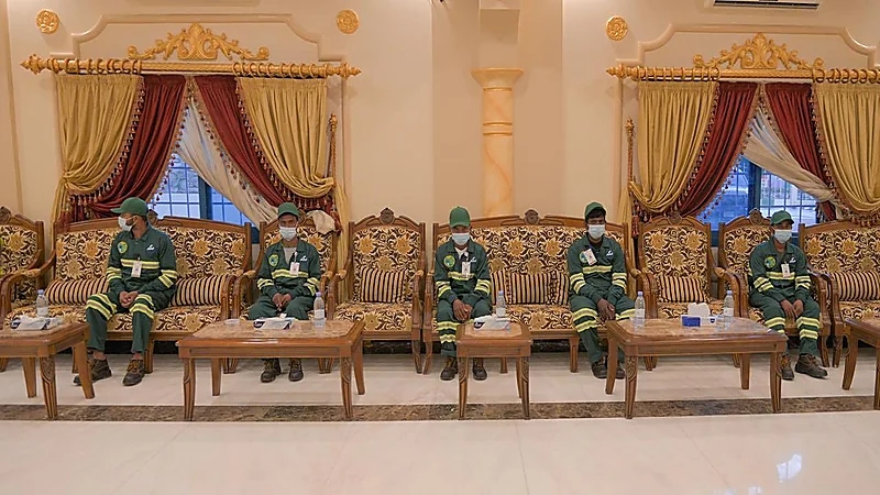 أمير عسير يشارك عمال النظافة مائدة الإفطار