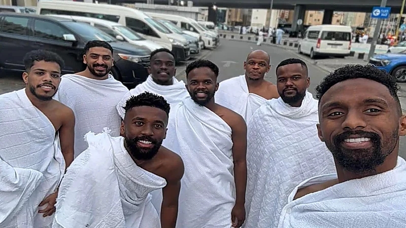 خليفة الدوسري وحمد اليامي يؤديان مناسك العمرة