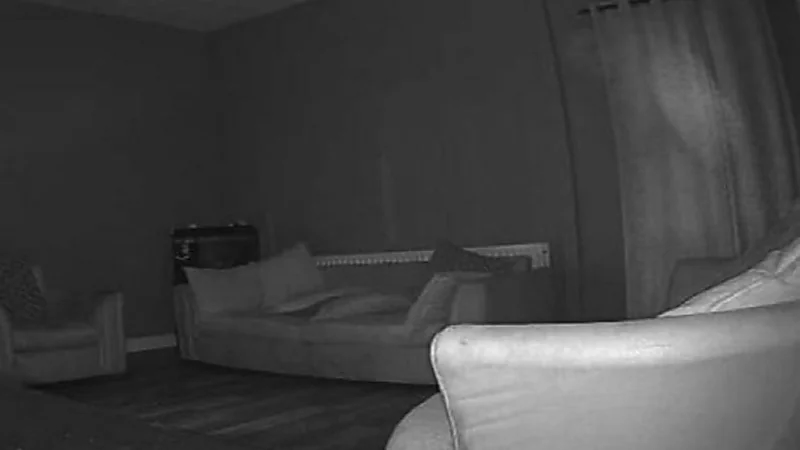 بالصور..امرأة ترصد شبح جزار ظهر داخل شقتها