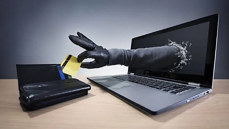 فتاة تقتل والدتها طعنا وتفصل رأسها عن جسدها