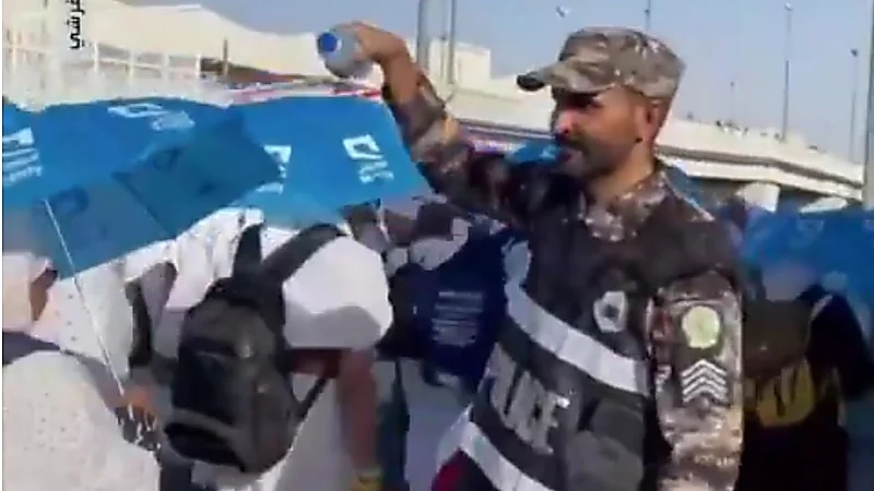 رجال الأمن يساعدون الحجاج في المشاعر المقدسة خلال أداء المناسك.. فيديو