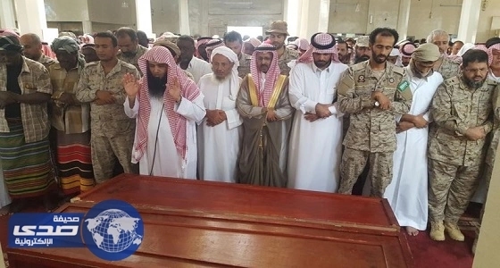 بالصور.. محافظ العيدابي يتقدم جنازة الشهيدين " طويش ومفرح "