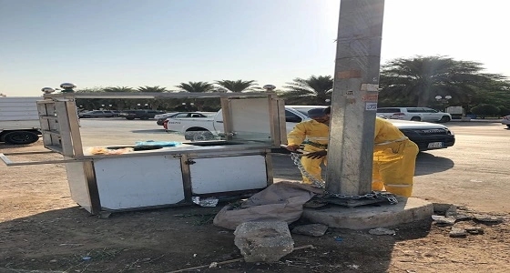 بالصور.. بلدية النسيم تزيل 60 كشكًا مخالفًا لبيع شاي الجمر