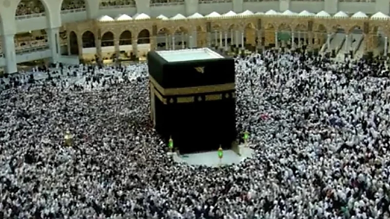 في صورة بهية .. جموع غفيرة للطائفين والمعتمرين في الحرم المكي (فيديو)