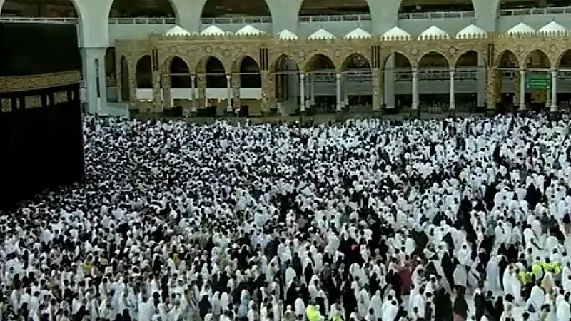ازدحام المعتمرين في صحن الطواف وسط رعاية جليلة للحفاظ على أمنهم وسلامتهم .. فيديو