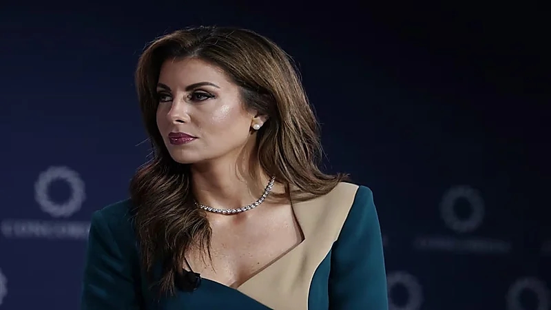 نائبة المبعوث الأمريكي إلى لبنان تصفف شعرها في أحد صالونات بيروت.. فيديو