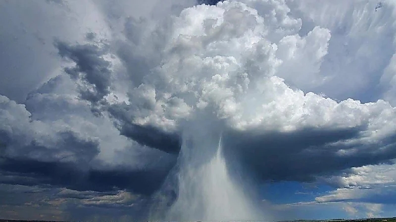 الحصيني: الرياح الهابطة قوية وخطرة على حياة الإنسان.. فيديو