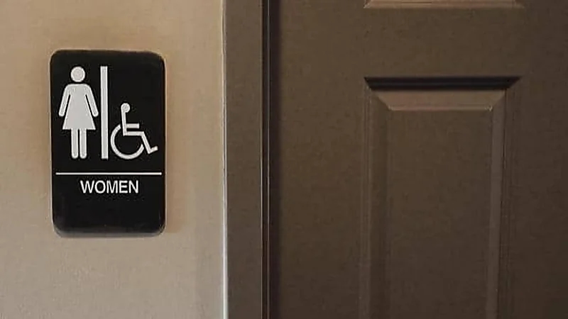 عامل بمطعم يصور النساء في الحمام بكاميرا جوال مُخبأ بالسقف