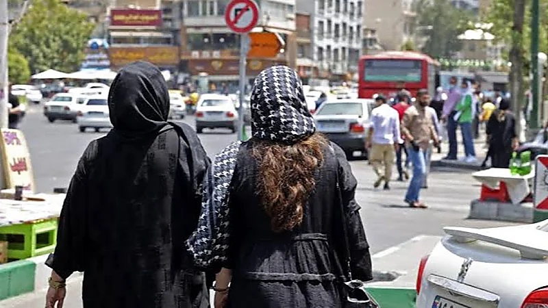 بالفيديو.. رجل بملابس نسائية يثير جدلاً واسعًا