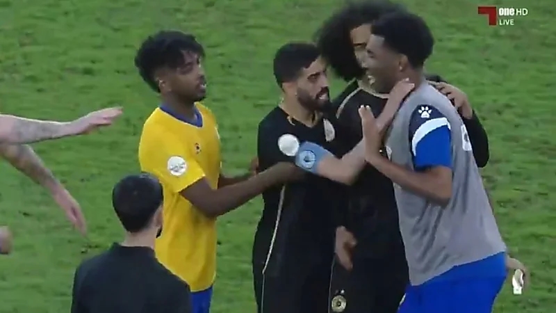 قائد السد القطري يشتبك مع لاعب الغرافة لاستفزازه الجمهور.. فيديو