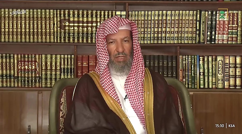 شخص يسأل عضو هيئة كبار العلماء عن شرعية التصدق بحوار ناقة لا يعرف صاحبها ..فيديو