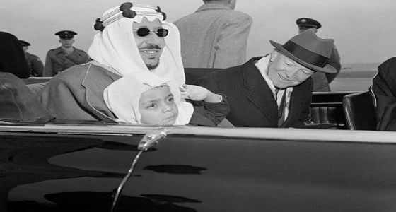 صورة نادرة لـ " ايزنهارو " وهو ينظر للأمير مشهور في لحظة عفوية