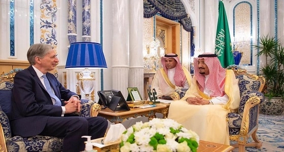بالصور.. خادم الحرمين الشريفين يستقبل وزير الخزانة البريطاني