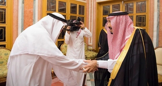 بالصور.. خادم الحرمين الشريفين يستقبل سهل وصلاح خاشقجي