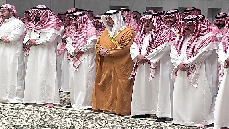 نائب أمير مكة يؤدي صلاة الميت على والدة الأمير فهد بن مقرن بن عبدالعزيز