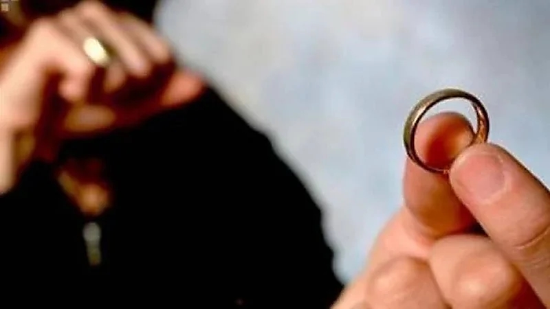 الصدفة كشفته.. عجوز تطلب الخلع من زوجها لزواجه من أخرى