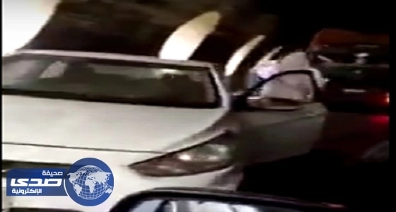 بالفيديو .. الأمن  يلاحق مواطن تسبب فى تعطيل المرور بعد قيامه بحركات غريبة بعسير