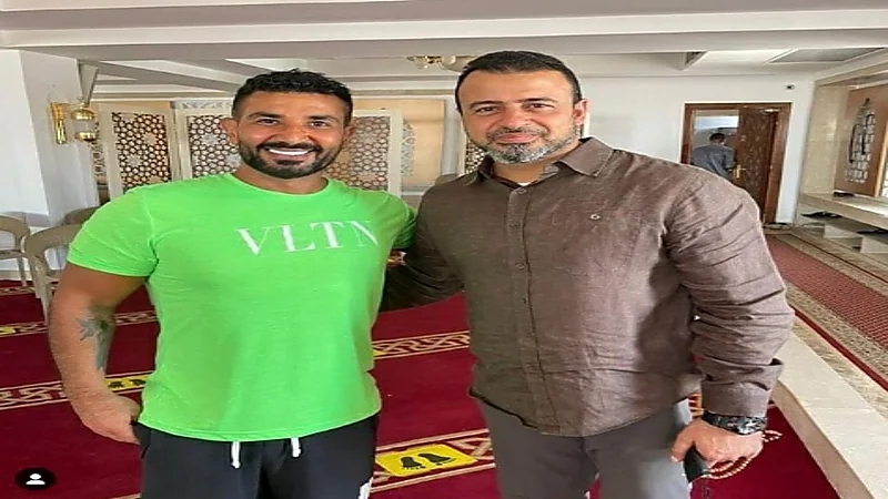 أحمد سعد يثير الجدل بظهوره بـ"وشم" في أحد المساجد 