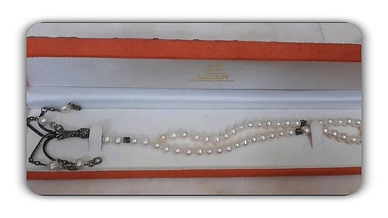 بالصور .. كبير المذيعين يكشف عن مسبحة من اللؤلؤ خاصة بالملك سعود