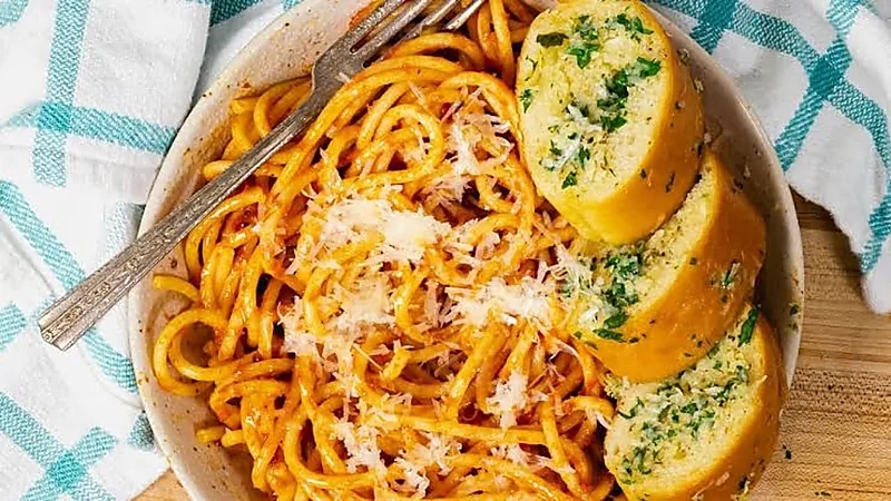 طبيب يحذر من تناول الخبز الأبيض والمعكرونة: يسببان العمى