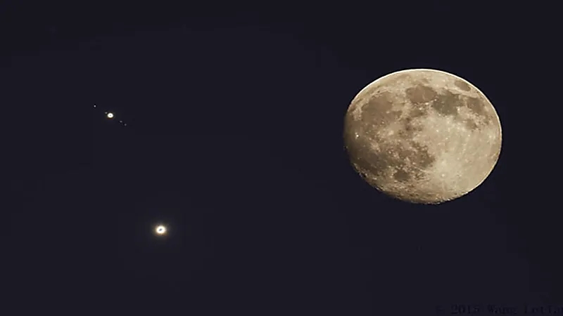 الزعاق : خلال هذه الليالي سيقترن القمر بكوكب المشتري(فيديو)