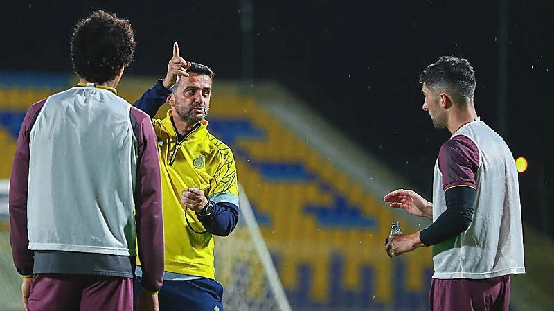 قبل مواجهة الهلال .. ثنائي دفاع النصر يعودان للتدريبات