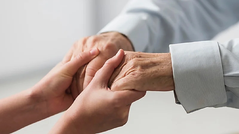 محامي: عقوبة إهمال كبار السن تصل للسجن ونصف مليون ريال غرامة