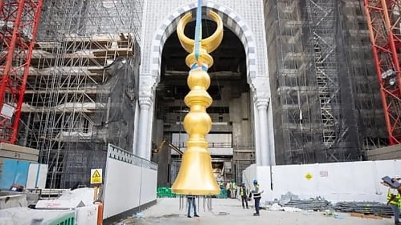 تركيب آخر هلال من أهلة المسجد الحرام..فيديو