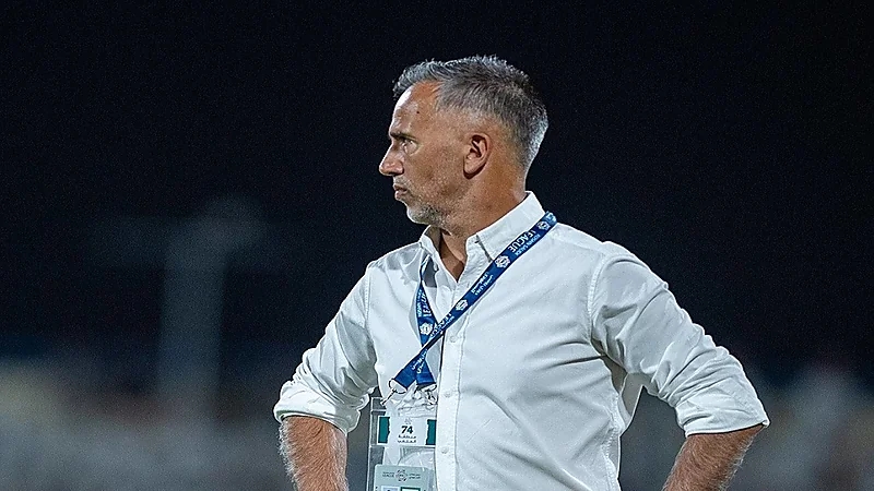 الأخدود يقيل مدربه