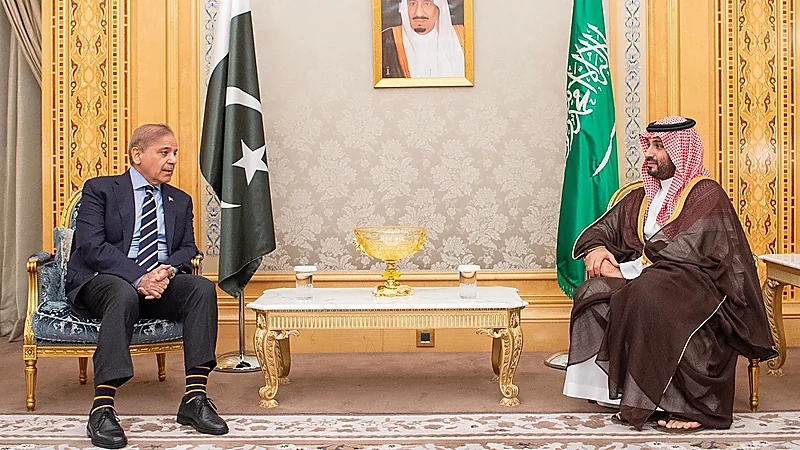 ولي العهد يستقبل رئيس وزراء باكستان