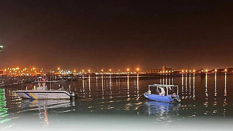 حرس الحدود يُنقذ مواطنين تعطلت واستطهما البحرية في عرض البحر