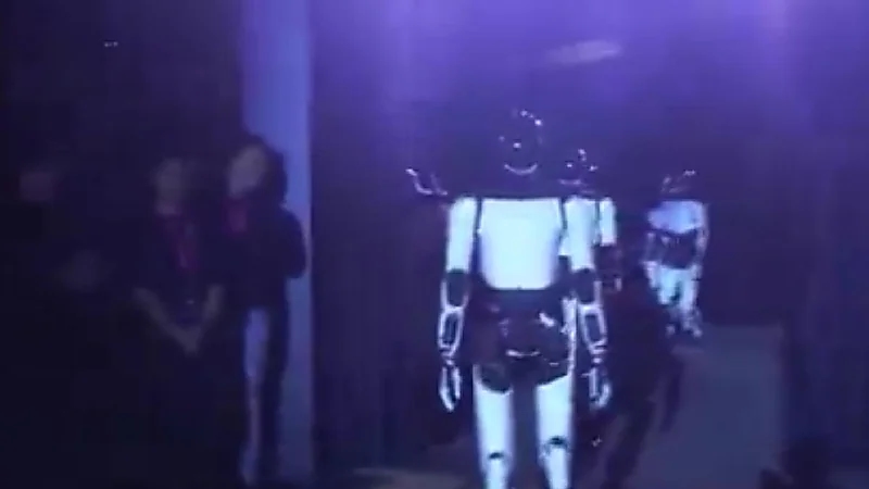 إيلون ماسك يكشف عن روبوت يقوم بعمل الخادم المنزلي ومربي الأطفال .. فيديو