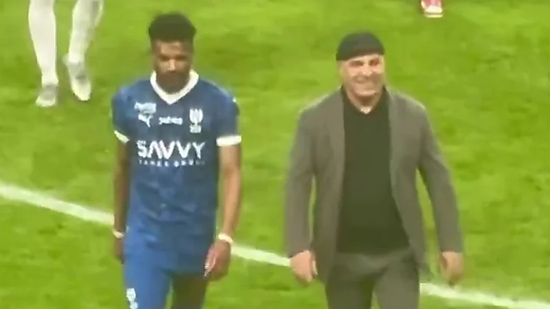 نقاش ودي بين مدرب الخلود والبليهي .. فيديو