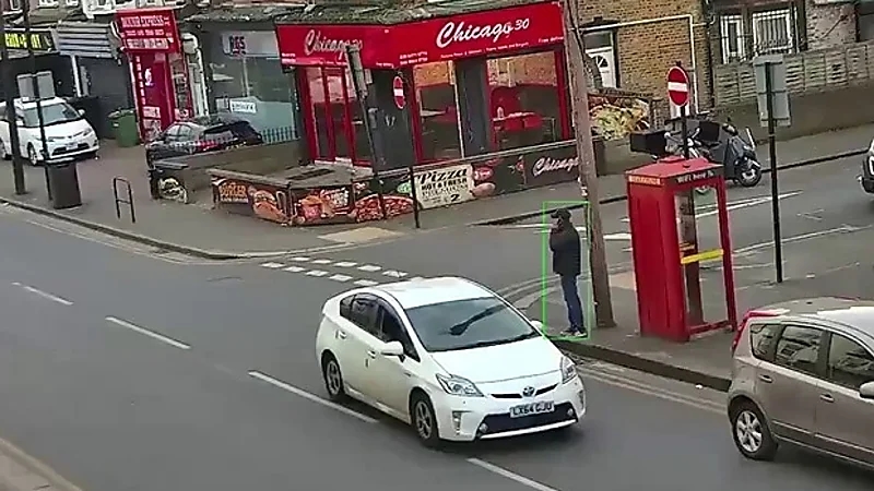 رجل يتعرض للدهس بسبب الهاتف ..فيديو