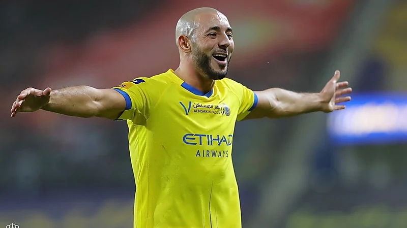 محترف النصر السابق يؤدي مناسك العمرة .. صورة