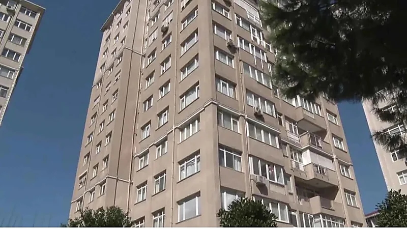 مسحراتي يعاقب سكان مبنى رفضوا دفع الإكرامية بطريقة غريبة.. فيديو