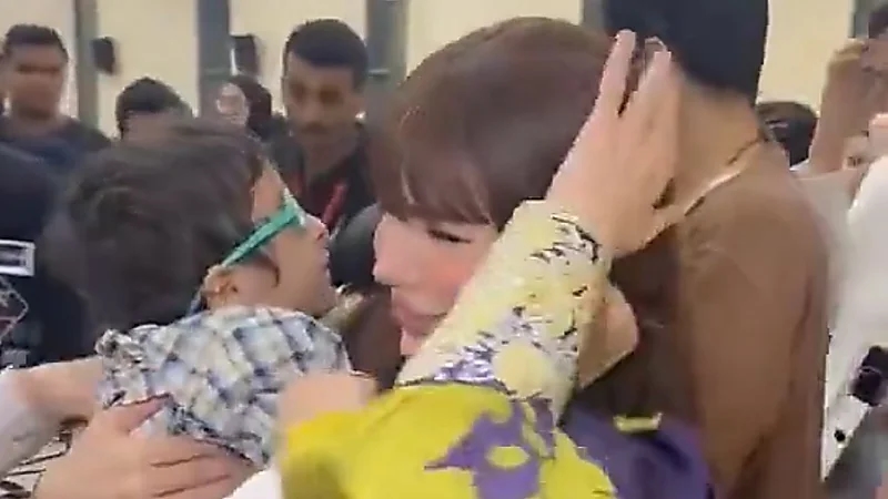 لحظة قيام طفل بنتف شعر حليمة بولند في إحدى الفعاليات الخيرية.. فيديو