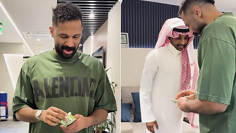 العويس يوزع العيدية على اللاعبين .. فيديو