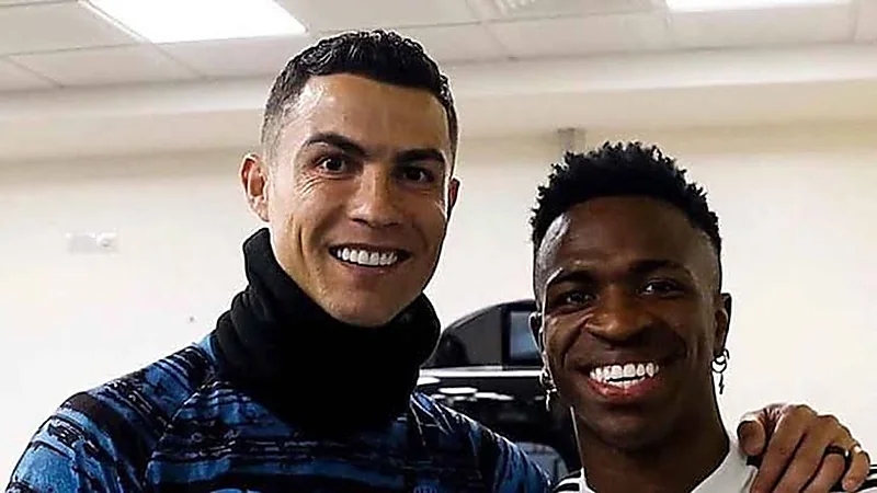 فينيسيوس يرد على رونالدو بعد ديربي الرياض: "قدوتنا!"