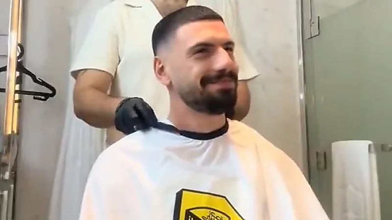 ردة فعل ديميرال بعد وضع شعار الاتحاد أمامه .. فيديو