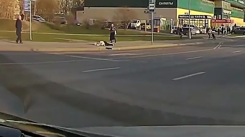 مشهد مروع لإطار سيارة يصطدم برأس امرأة أثناء سيرها ... فيديو